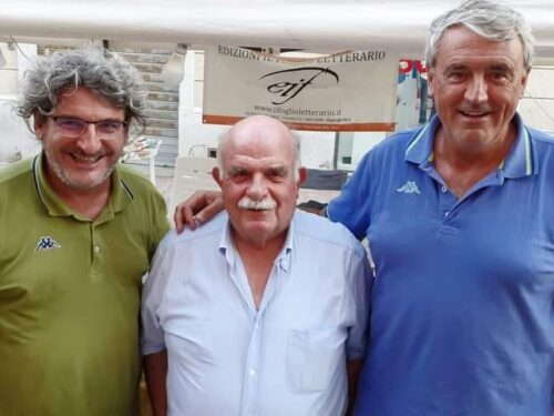 Loriano Lotti, Responsabile del Premio Internazionale di Poesia “CIPRESSINO D’ORO” con due membri della Giuria di qualità (Gordiano Lupi, a destra e Patrice Avella, a sinistra)