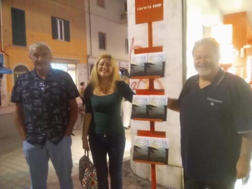 Bella serata al Comune di Piombino in Corso Italia con Andrea Fanetti e le sue “Nuvole passanti”. Relatrice eccellente la blogger Patrizia Lessi Liber Pat.